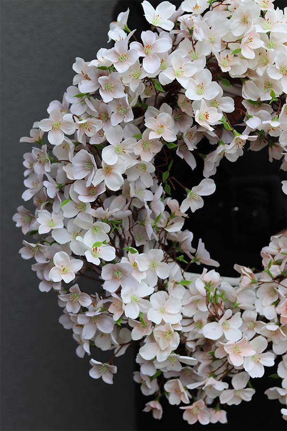 Jabłonka Cream, wiosenny wianek na drzwi	