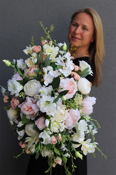 Gefatia, bogata kompozycja kwiatowa w pucharze, wym.50x56cm