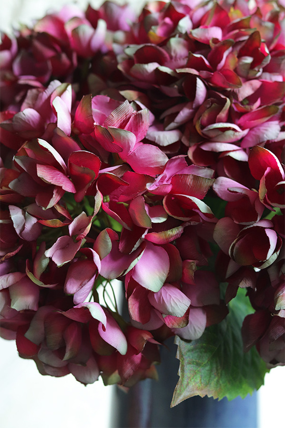 Blumelia Hydrangea Navy, kompozycja kwiatowa hortensje w wazonie