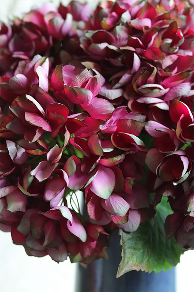 Blumelia Hydrangea Navy, kompozycja kwiatowa hortensje w wazonie