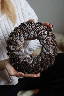 Cone Rolls, dekoracyjny wianek z szyszek, śr.20cm