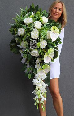 White Fluena, elegancka wiązanka nagrobna, dł.110cm
