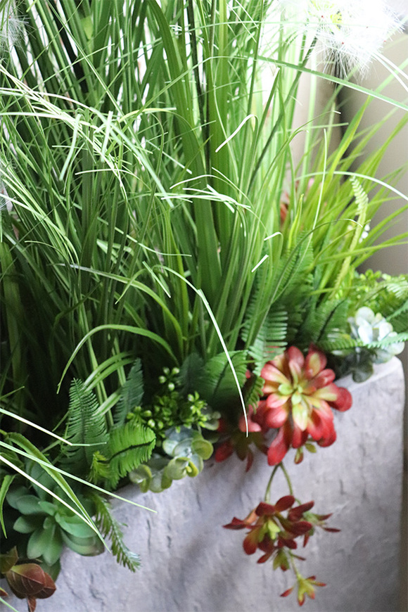 Russia Concrete, sztuczna trawa z dmuchawcami w betonowej donicy, wys.138cm