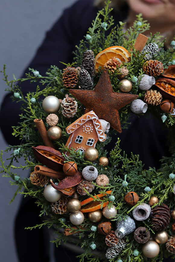 Brownie, świąteczny wianek na drzwi