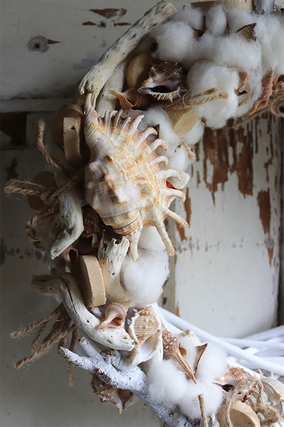 OD RĘKI marynistyczny wianek z muszlami i bawełną, Skarby Plaży, śr.40cm