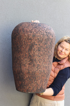 OD RĘKI Sirocco, wazon pękaty A, wys.67cm