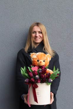 Teddy for Love, walentynkowy flowerbox kwiatowy z misiem, wys.46cm