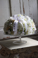 Sakramento Cake, kompozycja kwiatowa na szklanej paterze, wym.26x32cm