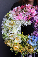 Tęczowa Wielkanoc, wiosenny wianek na drzwi z zawieszkami