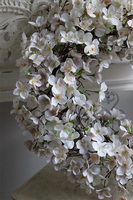 Jabłonka Cream, wiosenny wianek na drzwi