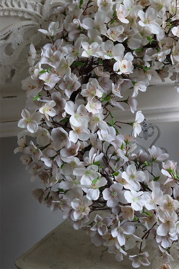 Jabłonka Cream, wiosenny wianek na drzwi