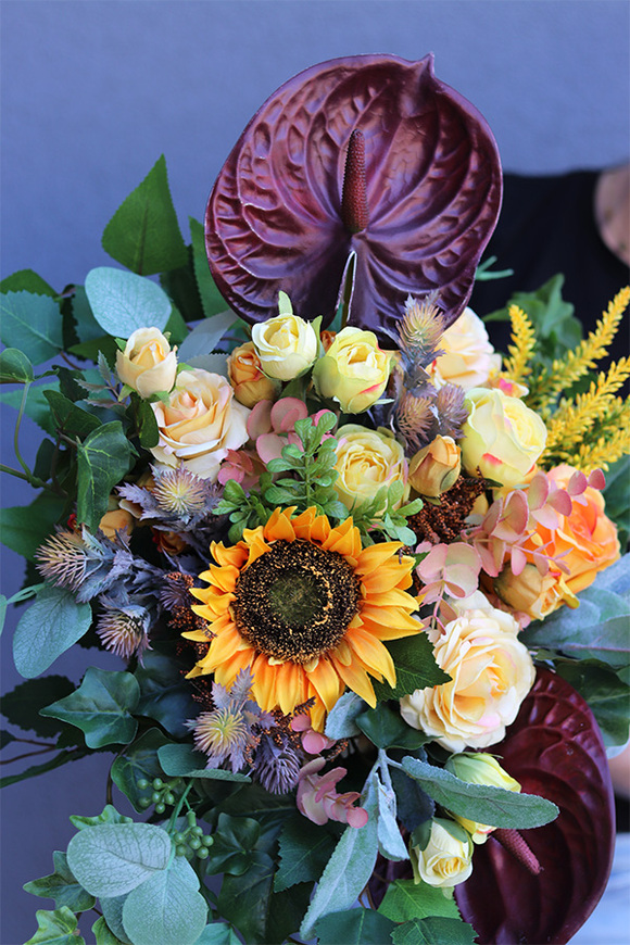 Miodowe Lata Gold, kompozycja nagrobna w złotej donicy