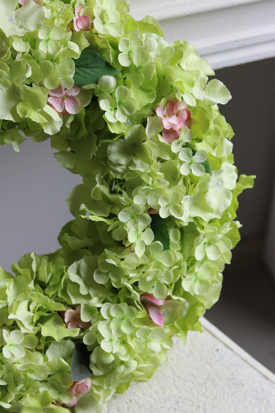 Pistacio, wianek z zielonych hortensji na drzwi