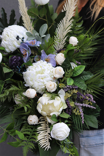 Nelema White 2, biała wiązanka nagrobna z chryzantemami