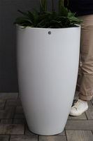 Fiberglass Grande White, storczyk XXL w białej donicy