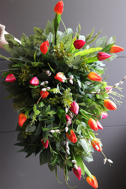 Czerwień Tulipanów, wiosenna wiązanka nagrobna, dł.75cm