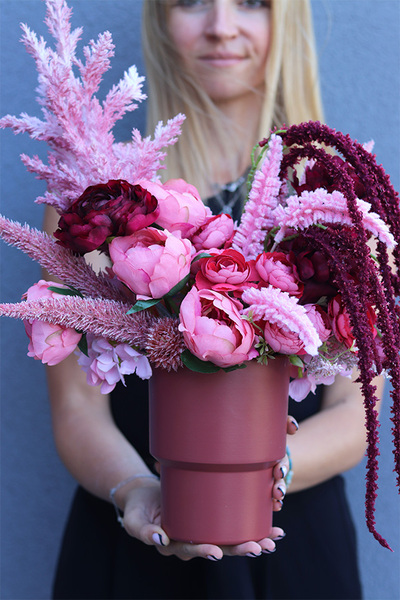  Sweet Trend, kompozycja kwiatowa w malinowym wazonie, wys.48cm