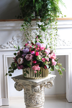 Pranella Lux 2, kompozycja kwiatowa w złotym naczyniu, wym.44x59cm