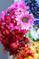 Tęczowy, wianek na drzwi z owocami