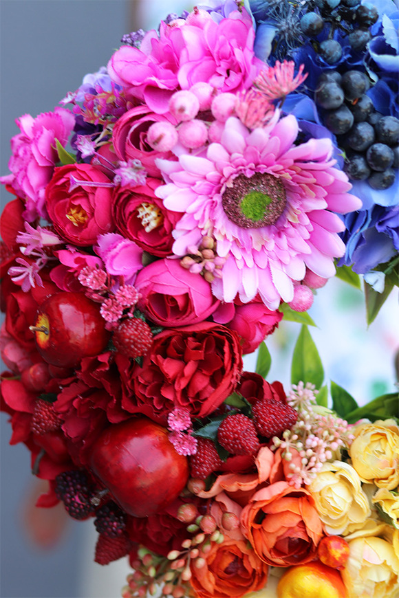 Tęczowy, wianek na drzwi z owocami