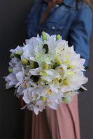 Narcyzy, bukiet białych kwiatów w szklanym wazonie