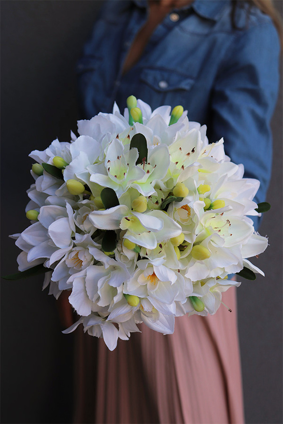 Narcyzy, bukiet białych kwiatów w szklanym wazonie