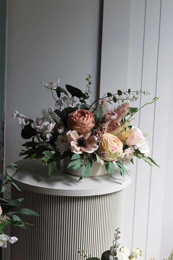 Novotel Beige, kompozycja kwiatowa w naczyniu