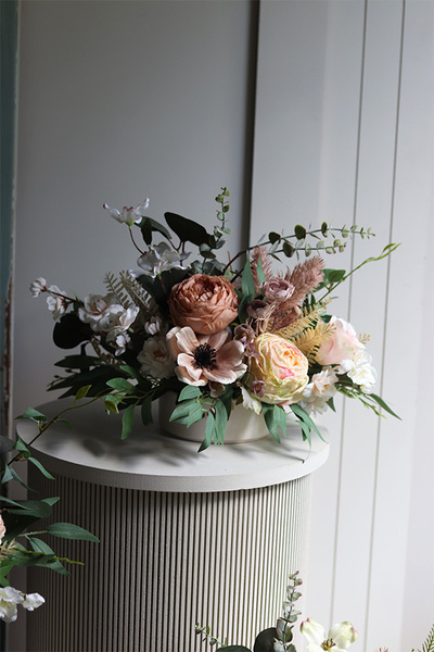 Novotel Beige, kompozycja kwiatowa w naczyniu