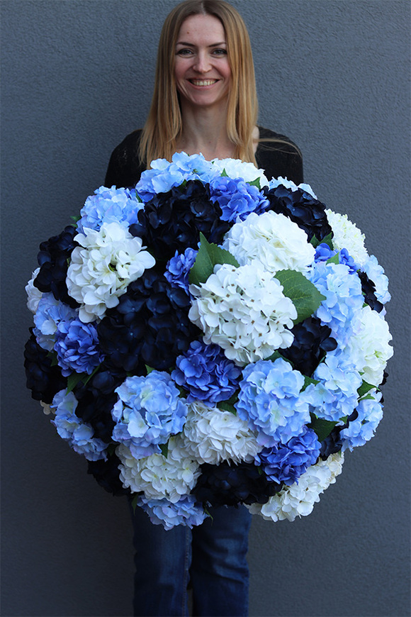 Karenao Hortensje Blue, kosz z hortensjami