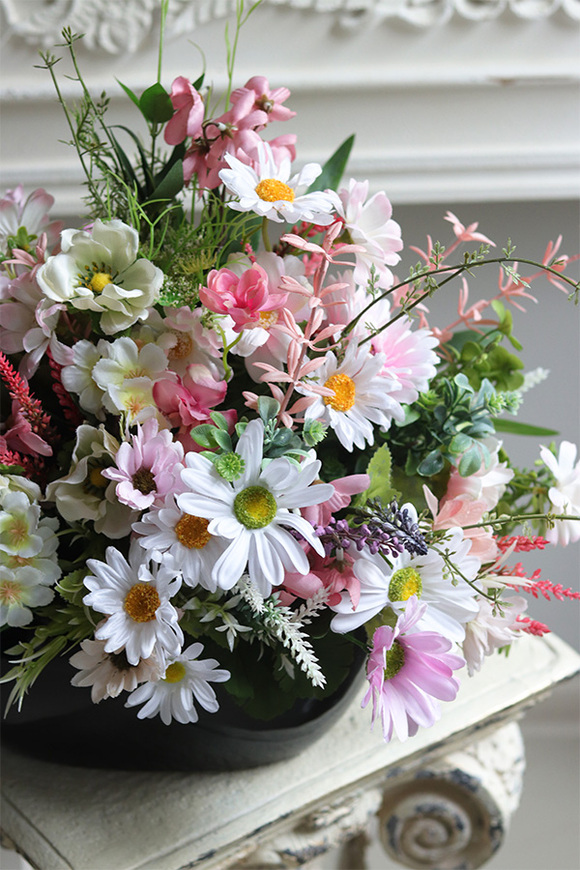 Piękna Łąka kompozycja kwiatowa w ceramicznym naczyniu