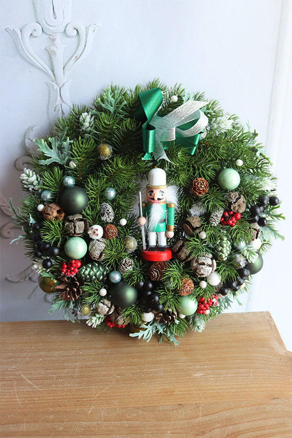 Czajkowski 2, świąteczny wianek z dziadkiem do orzechów