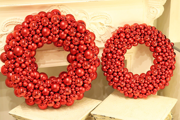 Pandora Red, świąteczny wianek ze szklanych bombek na drzwi