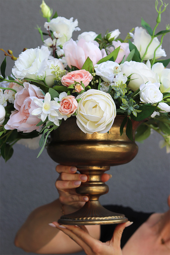 Gefatia, bogata kompozycja kwiatowa w pucharze, wym.50x56cm