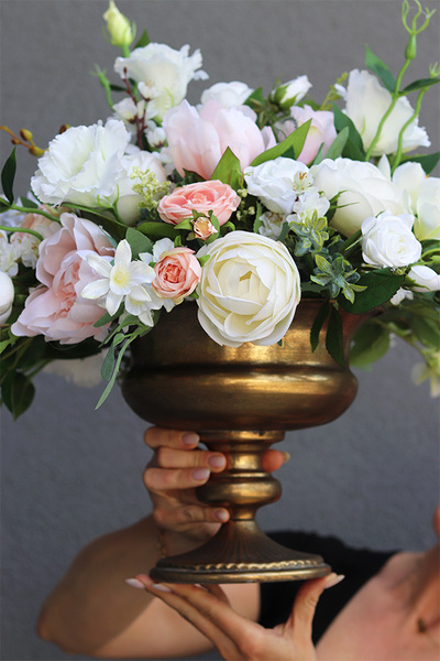 Gefatia, bogata kompozycja kwiatowa w pucharze, wym.50x56cm