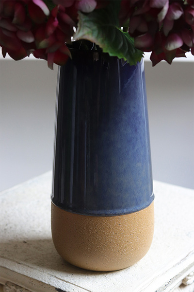 Blumelia Hydrangea Navy, kompozycja kwiatowa hortensje w wazonie