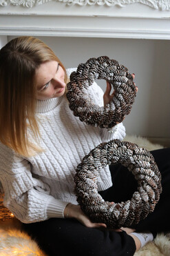 Cone Rolls, dekoracyjny wianek z szyszek, śr.20cm