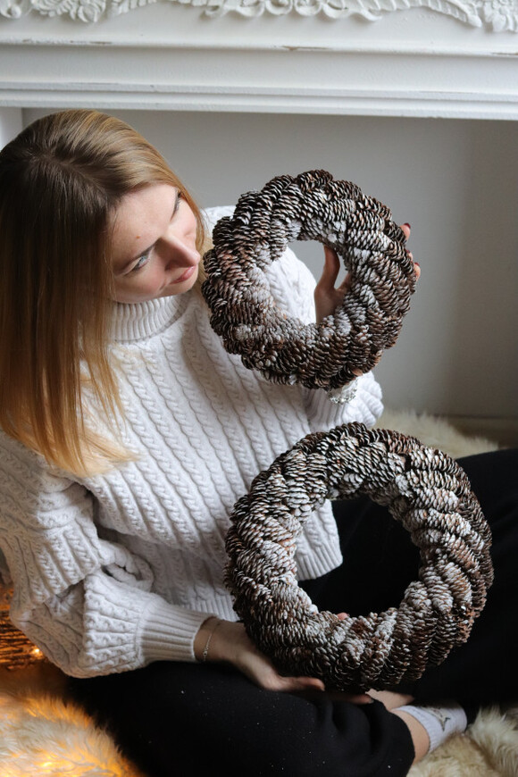 Cone Rolls, dekoracyjny wianek z szyszek