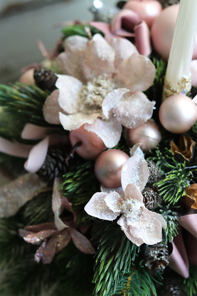 Pudrowe Święta, bożonarodzeniowy stroik ze świecami, wym.32x45cm 