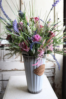 Filista Garden, kompozycja z różami i lawendą w metalowym wazonie, wys.68cm