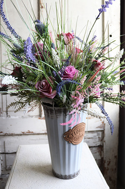 Filista Garden, kompozycja z różami i lawendą w metalowym wazonie, wys.68cm