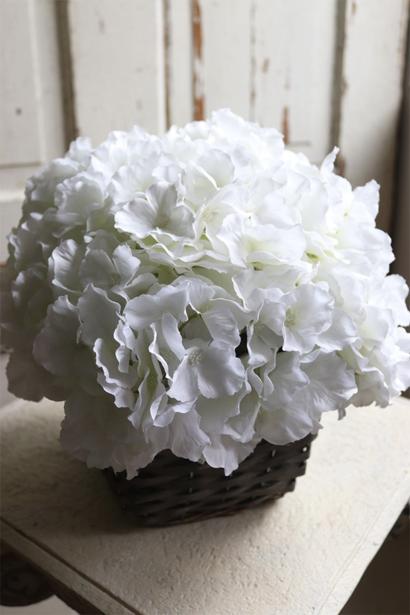 bogaty kosz z białymi hortensjami, Tefrito Satra, wys.25cm 