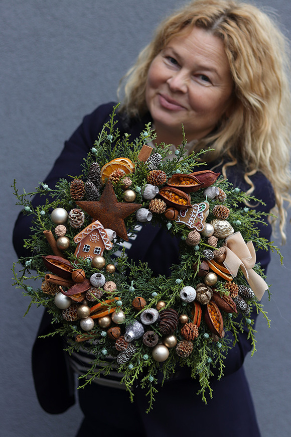 Brownie, świąteczny wianek na drzwi