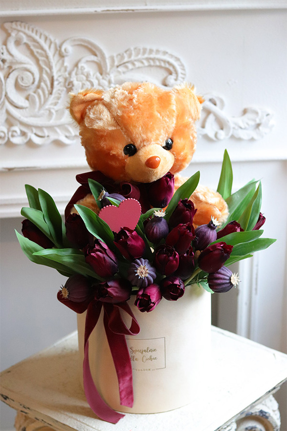 Teddy for Love, walentynkowy flowerbox kwiatowy z misiem