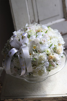 Sakramento Cake, kompozycja kwiatowa na szklanej paterze, wym.26x32cm