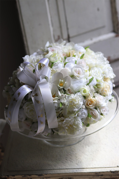 Sakramento Cake, kompozycja kwiatowa na szklanej paterze, wym.26x32cm