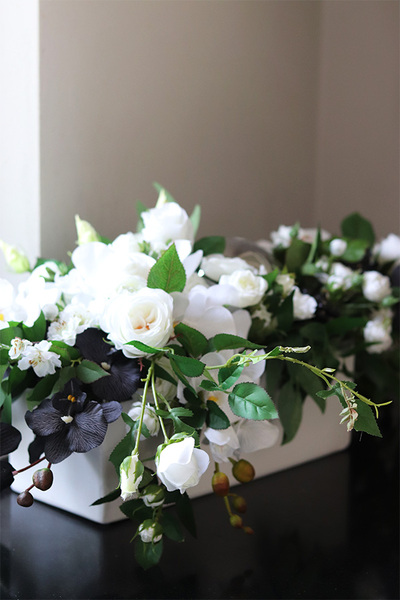 Black & White Longia, dwukolorowa kompozycja kwiatowa, rozp.92cm