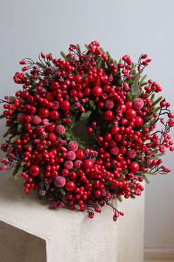 OD RĘKI Winter Eve, czerwony świąteczny wianek dekoracyjny, śr.45cm