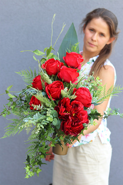 Luiza Aggio Red, bukiet nagrobny z różami, dł.61cm