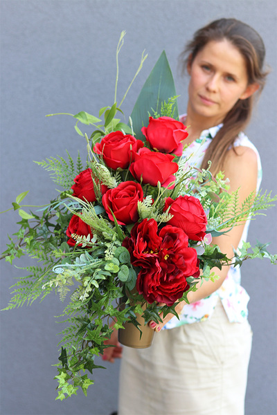 Luiza Aggio Red, bukiet nagrobny z różami