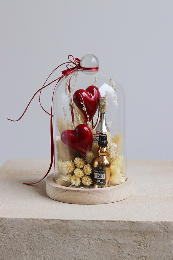 Amore, walentynkowa kompozycja pod szklanym kloszem